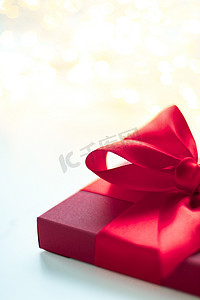 精美情人节贺卡摄影照片_带丝弓的情人节红色礼盒，节日礼物惊喜