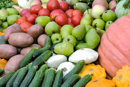 收获的蔬菜在集市上出售。
