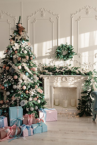 除夕夜背景摄影照片_除夕夜，圣诞树下地板上放着用名牌纸制成的新年礼物和鲜艳的丝带。