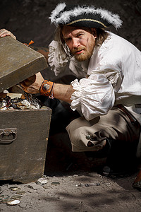 海盗船的海贼船长在洞穴里装备着宝箱。