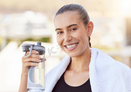 运动员、跑步者和瓶装水在跑马拉松或铁人三项后用于运动、训练或锻炼恢复。
