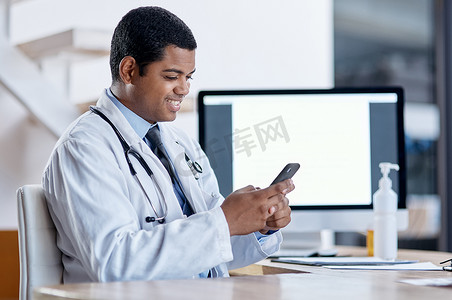 医生通过电话视频通话向在线患者提供咨询、进行远程医疗并在医疗预约期间倾听。
