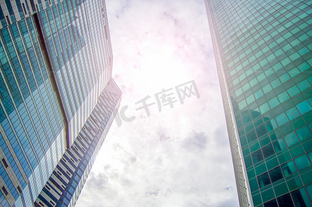 从摩天大楼和天空中的云顶下方看，现代城市办公室建设的概念，一座新的现代建筑