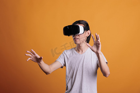 戴着 VR 耳机玩虚拟现实游戏的男子