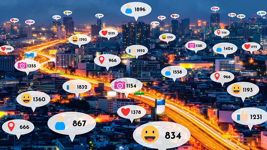 社交媒体图标飞越市中心，显示人们互惠联系