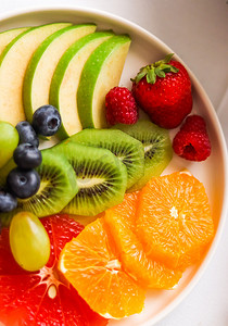 餐桌上的水果拼盘，用于招待和美食