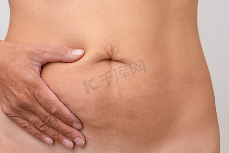 手放在胃的右侧以显示那里的疼痛或症状