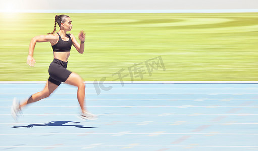 赛跑女子和马拉松训练在体育场跑道上进行运动员比赛锻炼承诺。