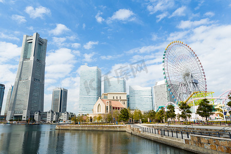 横滨城市天际线与蓝天