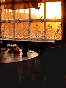 氛围光摄影照片_黄金时段乡村日落避暑别墅的阳台，舒适的乡村氛围，温暖的光线和黑暗的阴影