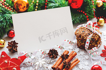 圣诞节和新年背景与装饰、饼干、松果和透明纸为您的文本。