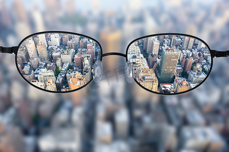 聚焦在眼镜镜片上的清晰城市景观