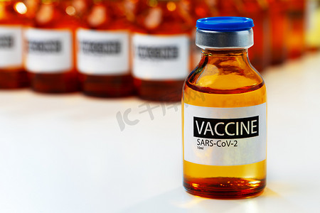 白桌上的 Sars-cov-2 疫苗瓶