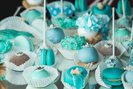 蒂芙尼蓝色摄影照片_甜杏仁彩色蒂芙尼色蓝色马卡龙或马卡龙甜点蛋糕。