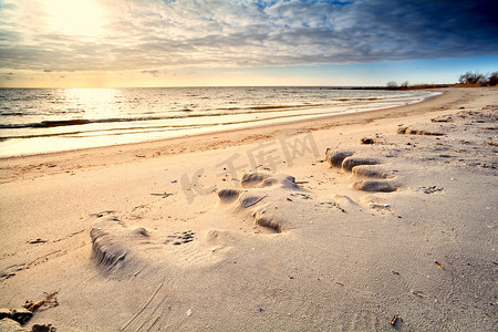 日照阳光海岸摄影照片_日落前的阳光沙滩