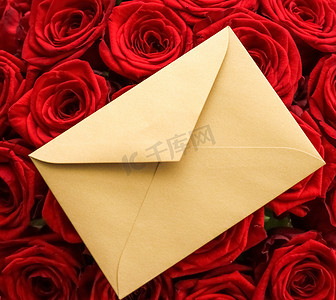 情人节情书和鲜花递送服务、豪华红玫瑰花束和红色背景的卡片信封