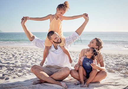 爱情、海滩和幸福的家庭在沙滩上融为一体，在墨西哥的暑假里玩耍和玩乐。