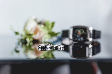 一对金色结婚戒指，光滑的镜面镶有钻石。