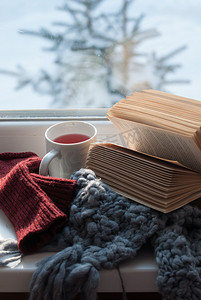 窗外的雪和打开的书