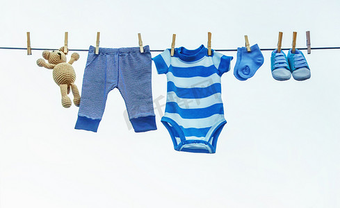 洗婴儿衣服。