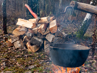 用铁锅在户外火上烹饪美味可口的食物