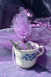 绑带雪纺衫摄影照片_复古杯中的淡紫色薰衣草香袋、香薰雪纺袋、静物