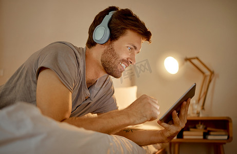 晚上在家里的卧室里使用耳机、数字平板电脑和床上观看在线电影、视频或连续剧。