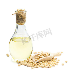 豆油摄影照片_孤立在白色背景上的大豆和大豆油瓶