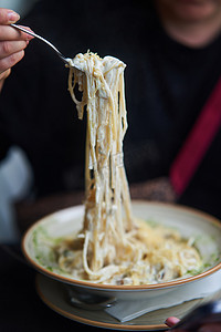 开胃的培根蛋面酱，鸡肉在叉子上不当缠绕。