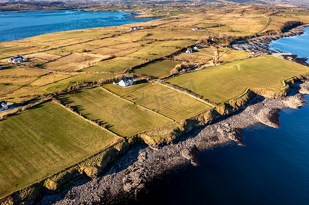 鸟瞰巴利德兰令人惊叹的岩石海岸，包括爱尔兰多尼戈尔郡圣约翰角的环形堡垒。