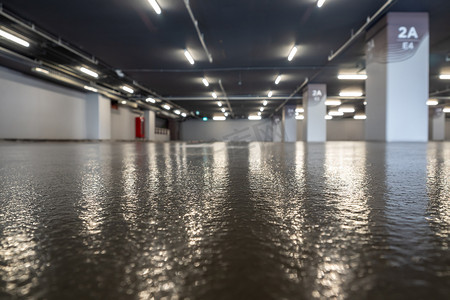 现代的空仓库摄影照片_停车场的地板干净、光滑