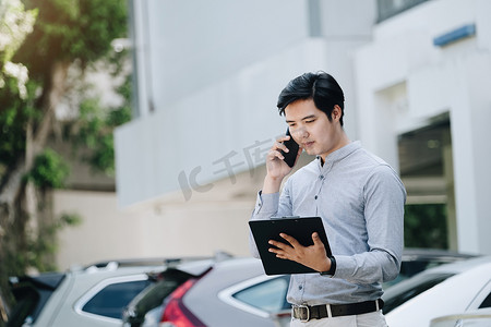 保险索赔概念，汽车保险保单持有人与持有保险文件的汽车保险公司通电话，通知汽车维修。