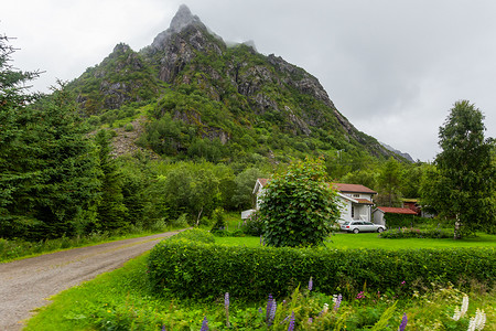 黄昏的村庄摄影照片_美丽的斯堪的纳维亚风景，有草地、山脉和村庄。