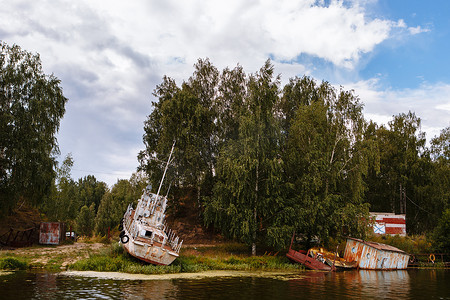 冻货摄影照片_一艘生锈的旧军舰搁浅。