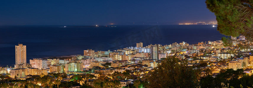 复制从南非开普敦信号山看到的沿海城市景观的黑暗夜空空间。