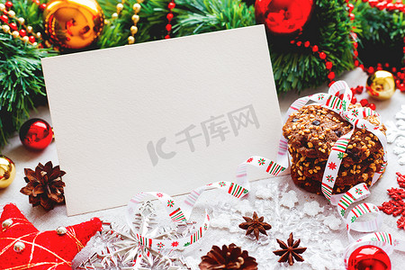 透明新年摄影照片_圣诞节和新年背景与装饰、饼干、松果和透明纸为您的文本。