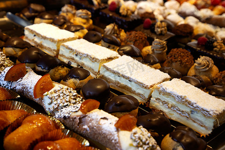 蛋糕店摄影照片_蛋糕店陈列的意大利沙法式糖果