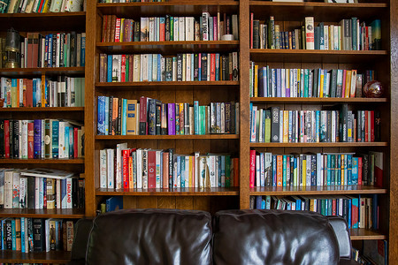 英国家庭环境中装满书籍的木制书柜