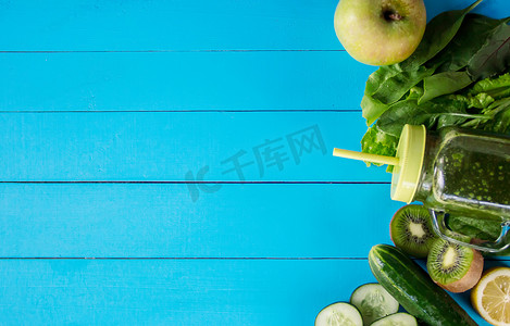 蔬菜和水果的绿色冰沙。