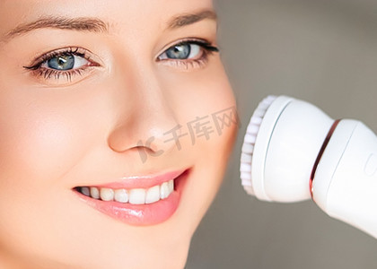 抗衰老美容和美容产品，使用面部去角质按摩滚轮装置作为美容程序和护肤程序的女性