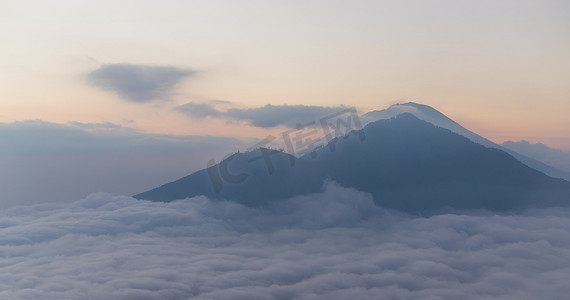 日出时的云雾美景