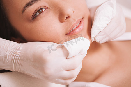 在美容院接受护肤治疗的美丽亚洲女性