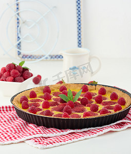白草莓摄影照片_白桌上放着红草莓和覆盆子的圆形乳蛋饼