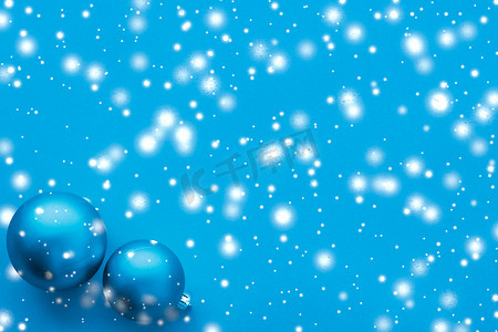 蓝色背景的圣诞小玩意，雪花闪闪发亮，豪华冬日贺卡