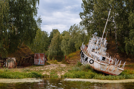 冻货摄影照片_一艘生锈的旧军舰，搁浅了。