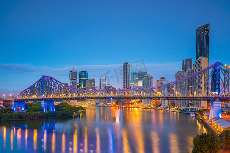 澳大利亚波浪石摄影照片_布里斯班城市天际线和布里斯班河在暮色中