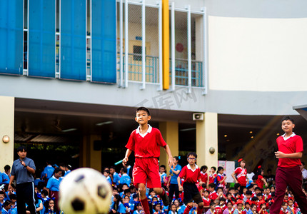 泰国曼谷 - 2018 年 1 月 15 日，业余足球运动员正在学校年度运动会上参加足球比赛。