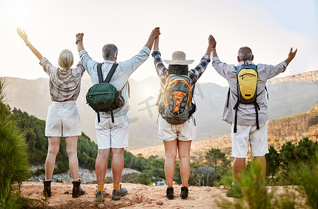 与一群年长的朋友一起爬山并欣赏风景，庆祝自由、乐趣和徒步旅行。
