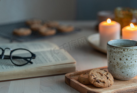 在舒适的冬日夜晚，用蜡烛、茶和饼干读书。