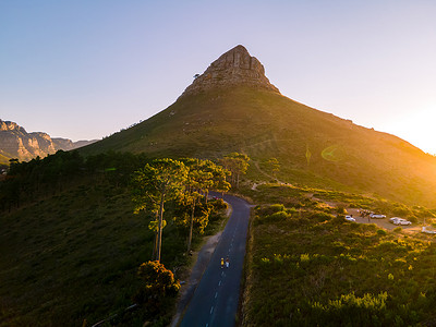 南非开普敦信号山的日落，狮子头和坎普斯湾的日落